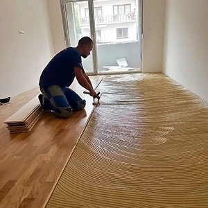 Profesionalni majstor Parket Dino firme postavlja novi parket