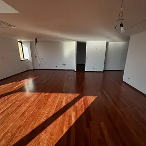 Novi blistavi parket postavljen od firme Parket Dino