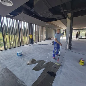 Majstori ravnau podlogu prije ugradnje parketa - precizno nivelisanje površine