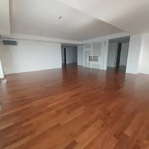 Ploča u dvorištu kuće sa novo postavljenom WPC podlogom