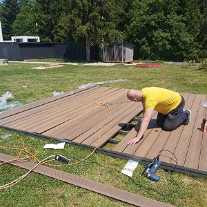 Majstor postavlja WPC podne obloge - otpornost na vlagu i savremeni dizajn