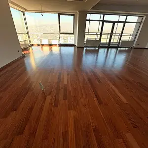 Elegantna površina drvenog poda nakon lakiranja - sjaj koji traje