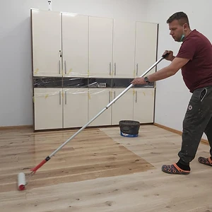 Proces lakiranja parketa u dnevnom boravku - zaštita i sjaj prirodnog drveta