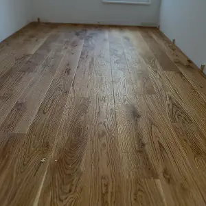 Osvijetljena prostorija sa novim kvalitetnim laminatom