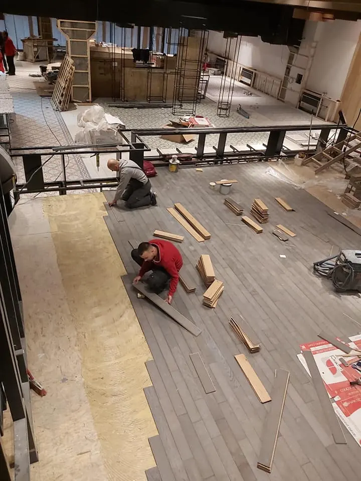 Majstor postavlja novi kvalitetni parket