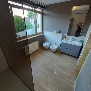 Kvalitetan parket postavljen u modernom WC