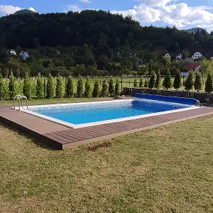 Besprijekorna WPC podloga postavljena oko otvorenog bazena