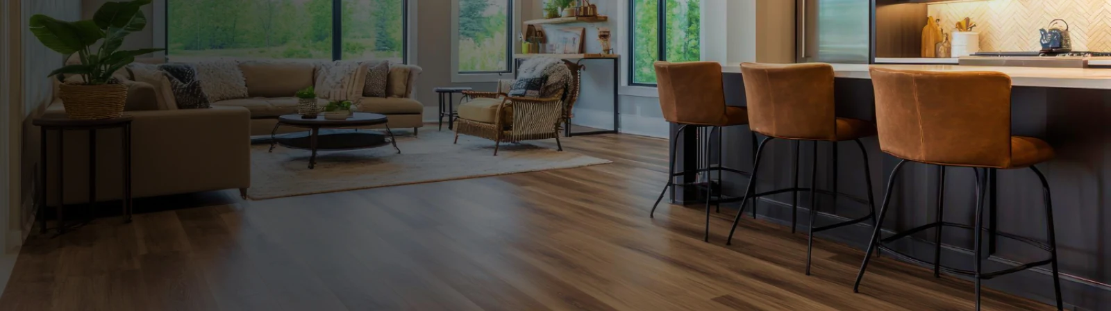 Moderni dnevni boravak sa novim postavljenim kvalitetnim parketom