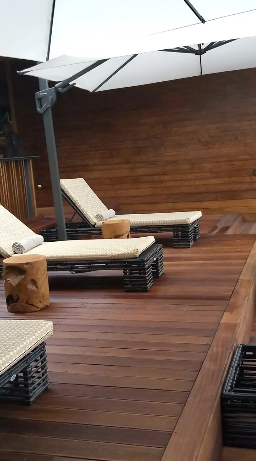 WPC podna obloga istaknuta ispod tri ležaljke