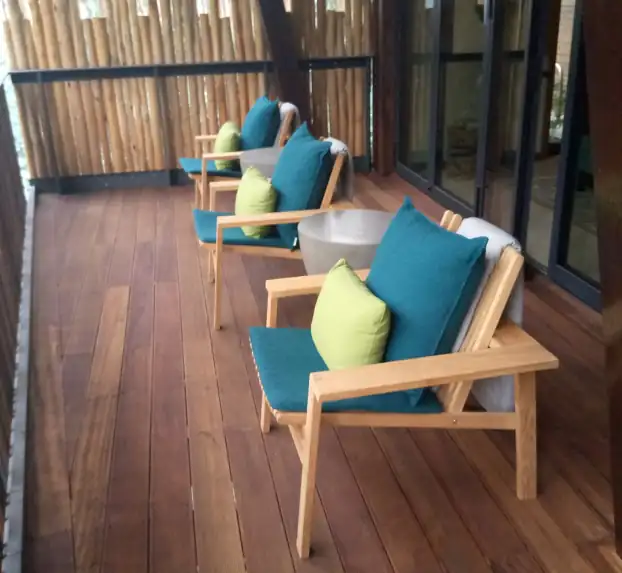 Tri stolice postavljene na nov i kvalitetan WPC pod