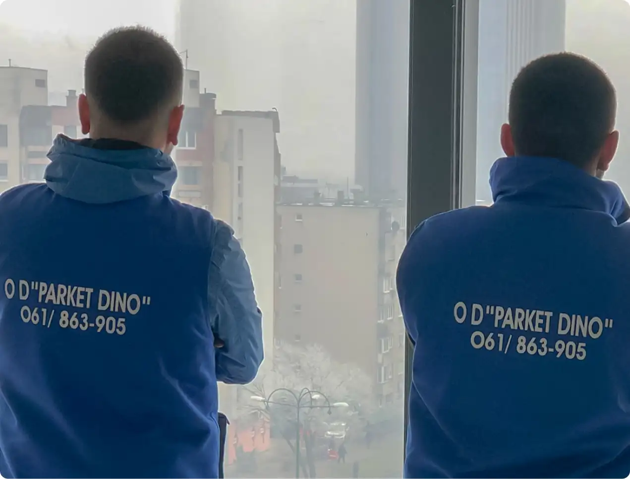 Dva profesionalna radnika Parket Dino firme sa istaknutim logom na jaknama