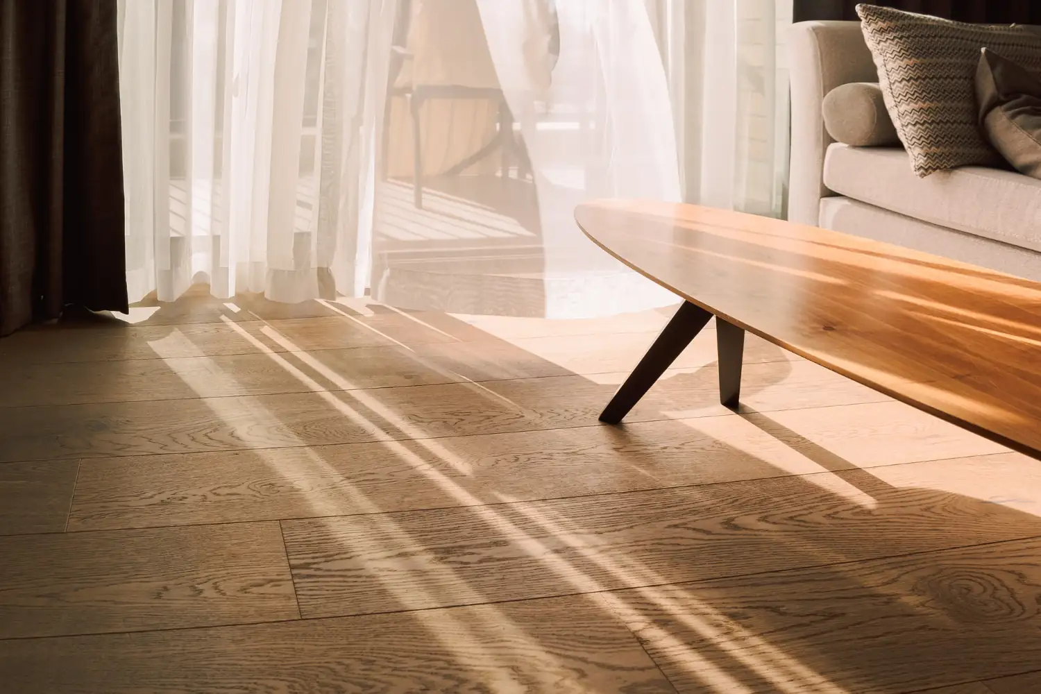 Moderan prostor sa postavljenim pouzdanim svijetlim parketom