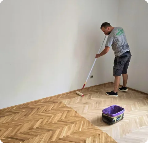 Pouzdani radnik firme Parket Dino nanosi kvalitetan lak na parket u Sarajevu