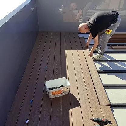 Profesionalni radnik postavlja nove kvalitetne WPC podne obloge