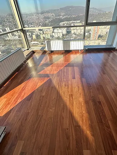 Profesionalno postavljen sjajni parket u poslovnom prostoru u Bosmal neboderu u Sarajevu