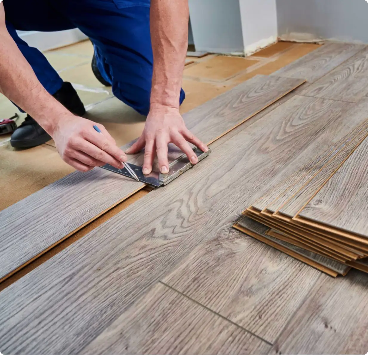 Profesionalni radnik precizno postavlja novi laminat